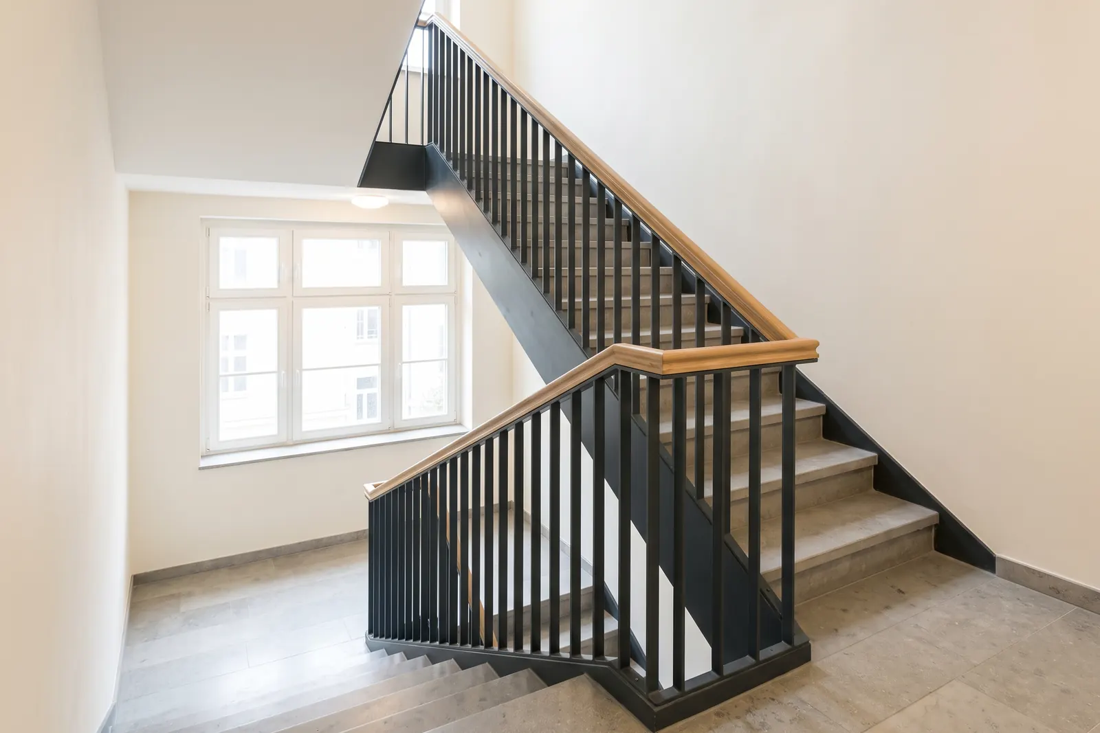 Treppenhaus mit neuem Stahlgeländer