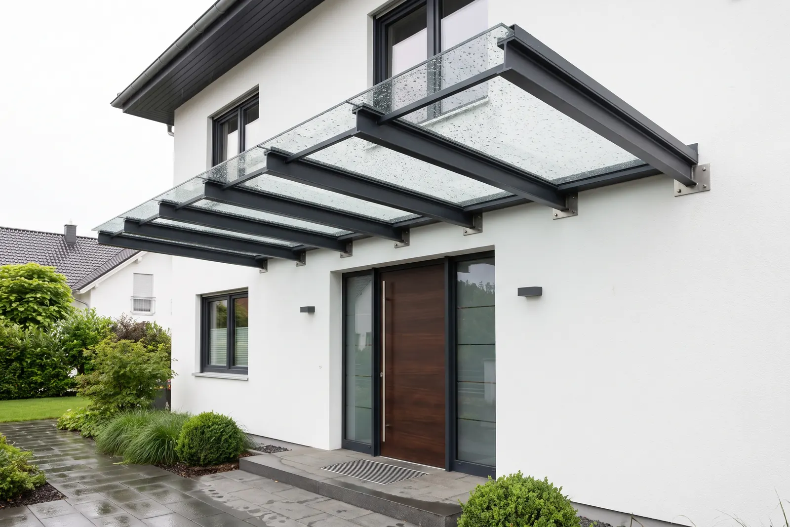 Vordach aus Stahl und Glas über einer Haustür